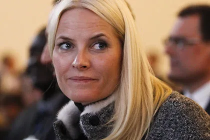 Prințesa norvegiană Mette-Marit și-a cerut scuze în mod public pentru că s-a întâlnit cu Jeffrey Epstein