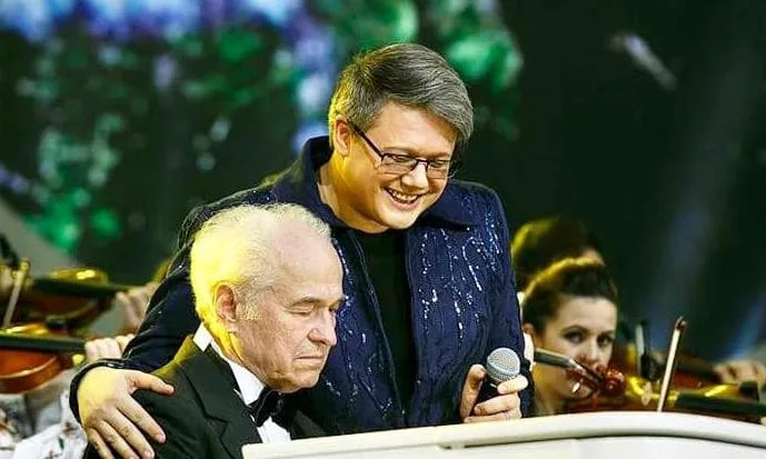 Fuego, în genunchi cu lacrimi în ochi. „Nu știu dacă vreodată voi reuși să cuprind deplinătatea muzicii”