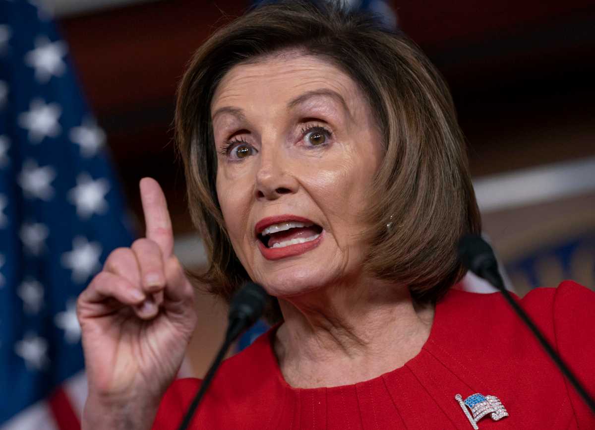 Nancy Pelosi prinsă fără mască într-un salon de coafură