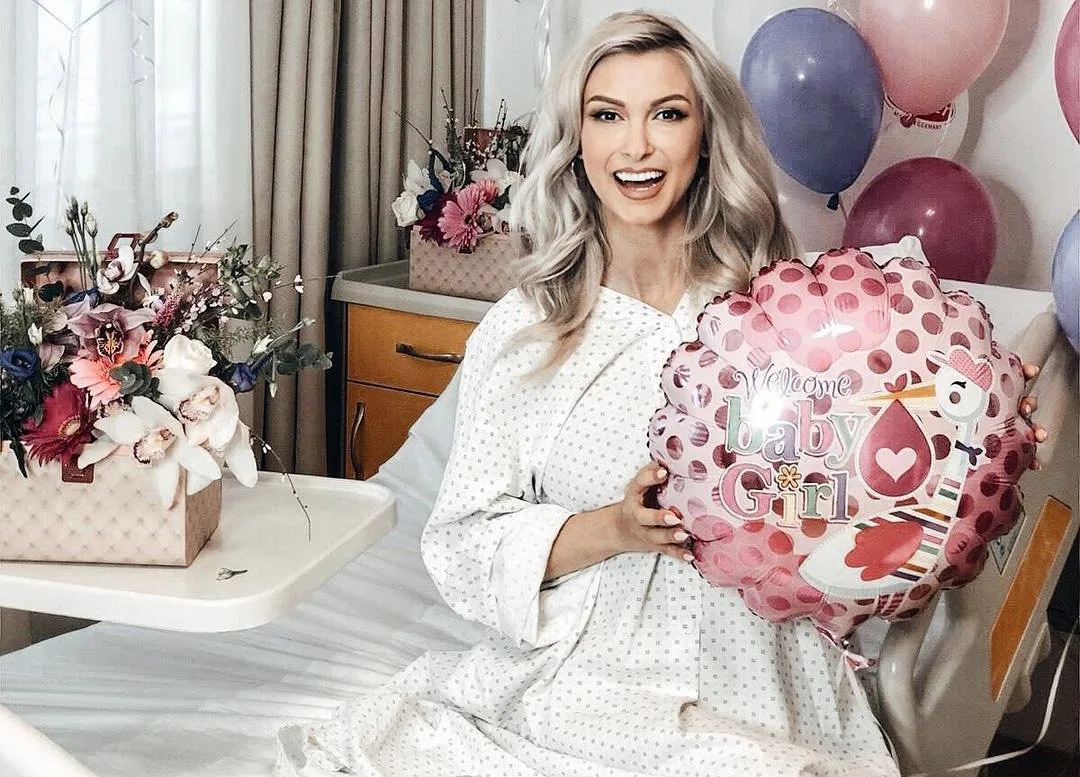 Andreea Bălan a postat prima imagine cu fetița ei, pe care o ține strâns în brațe! Mesajul artistei de pe patul de spital