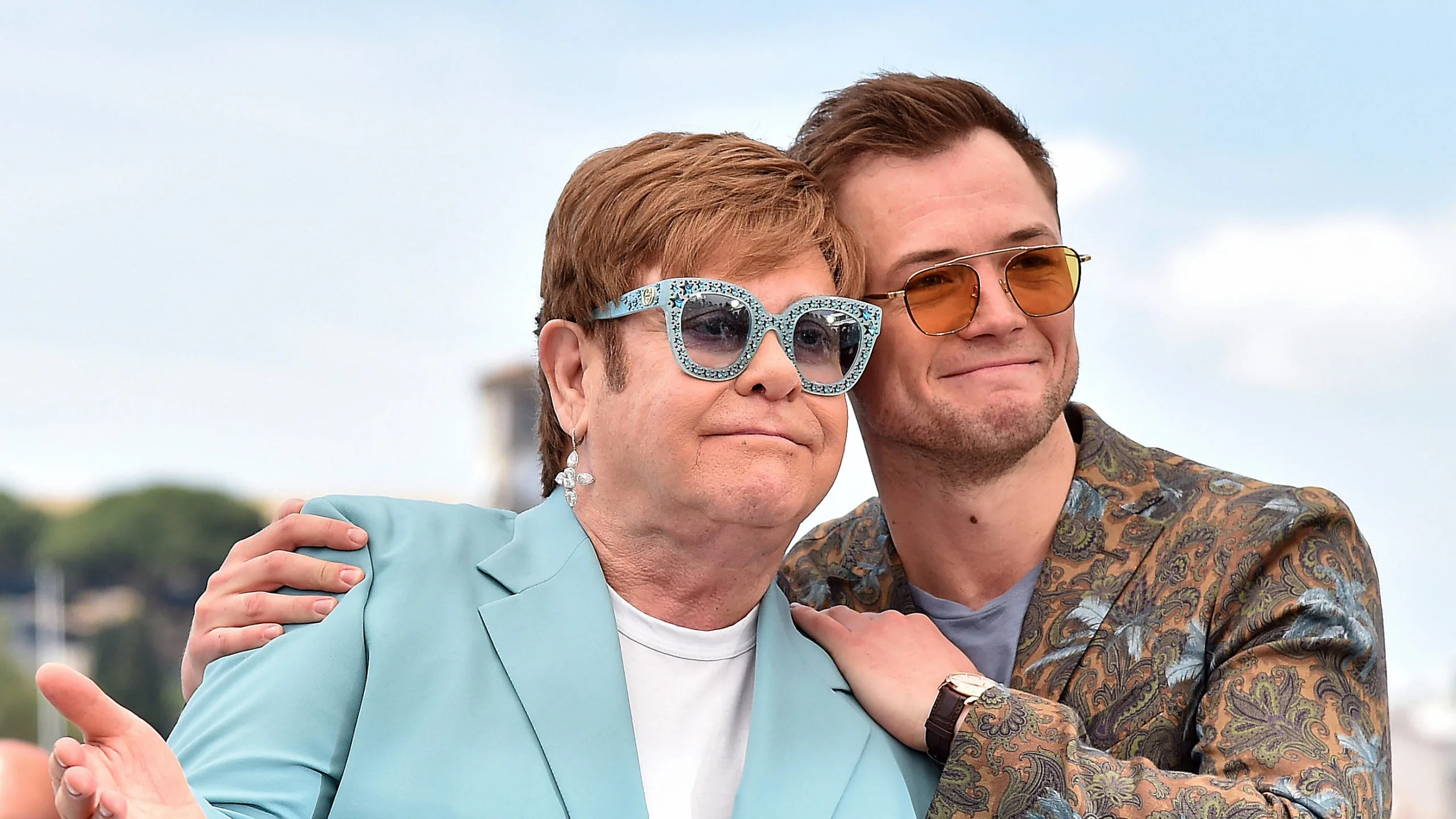Sir Elton John a dezvăluit că a învățat să meargă din nou după ce a fost la un pas de moarte
