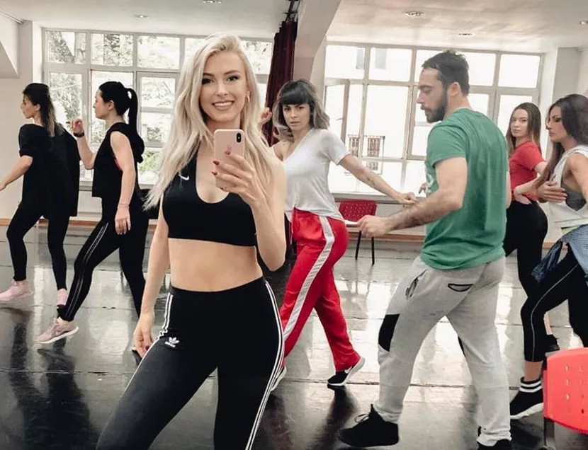 Andreea Bălan a intrat în sala de repetiții, după cele trei operații suferite. „Ne pregătim de vară”