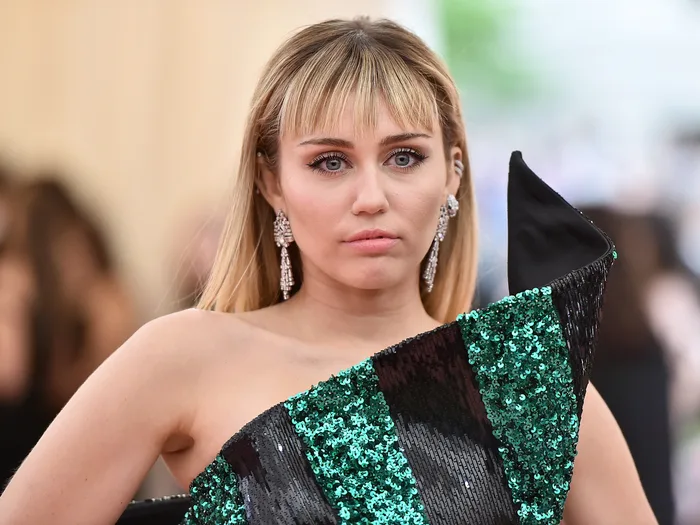 Miley Cyrus cere tuturor să se vaccineze pentru COVID: „Fiecare dintre noi poate ajuta la oprirea pandemiei”