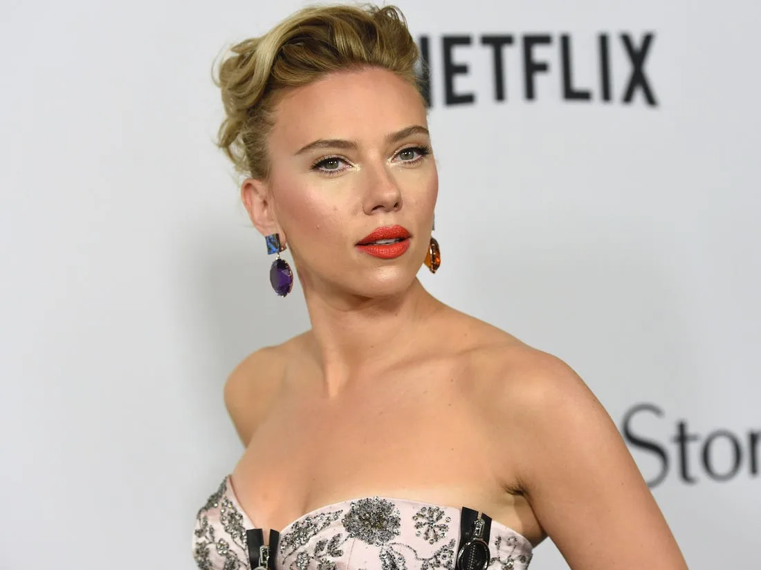 Scarlett Johansson se căsătorește cu Colin Jost într-o ceremonie „intimă”