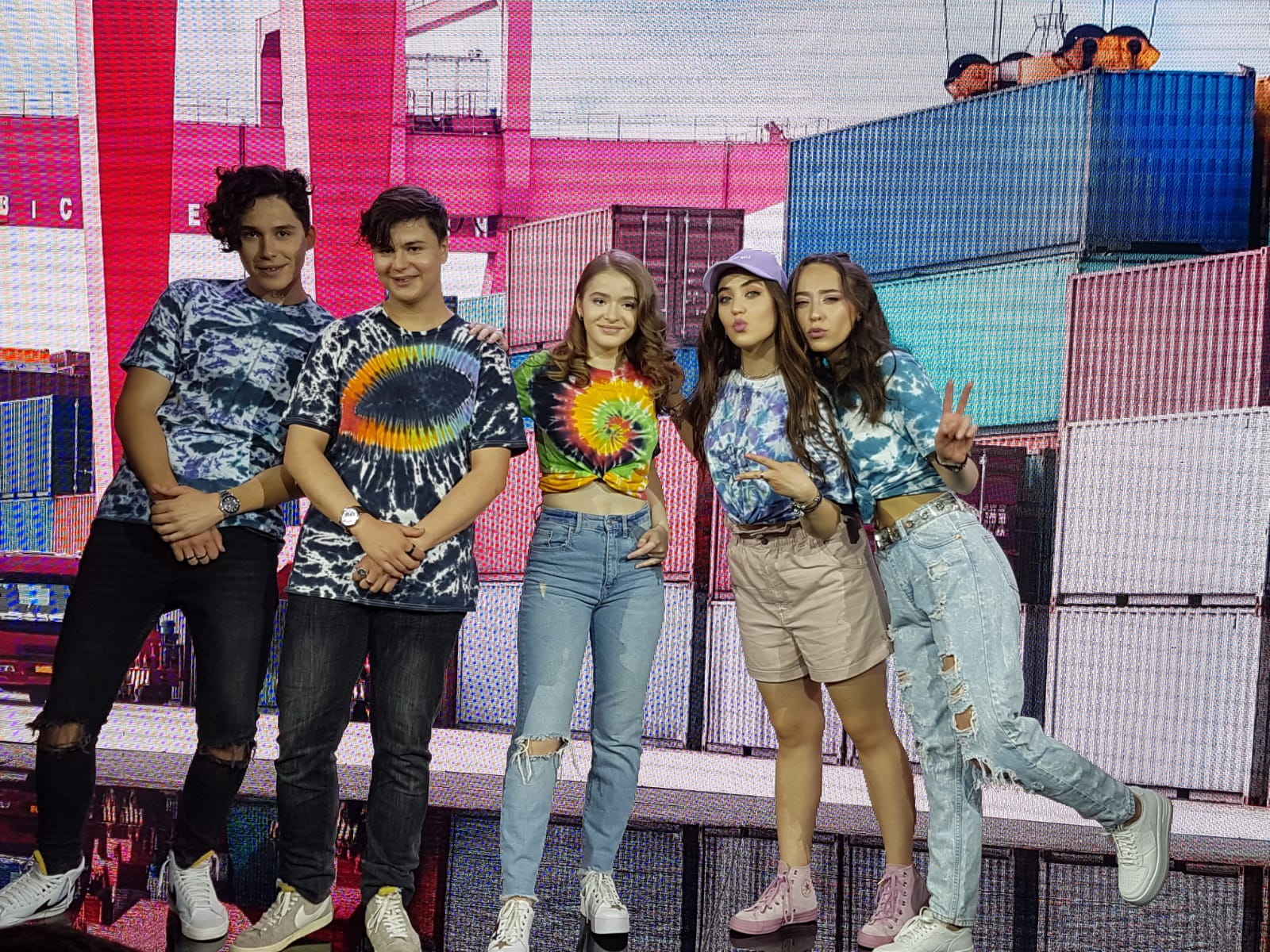6Teen, noii RBD, a lansat videoclipul piesei „Te-aș lua în America” la FestiKids, printre dinozauri!