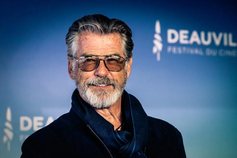 Pierce Brosnan se alătură cântăreţei Camila Cabello într-o nouă versiune a basmului „Cenuşăreasa”