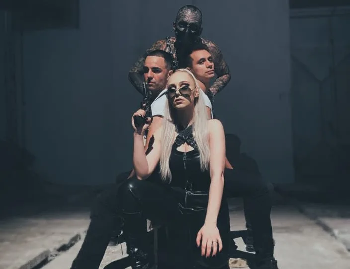 Aris s-a transformat intr-o Bond Girl in videoclipul piesei „I’m not your kind”