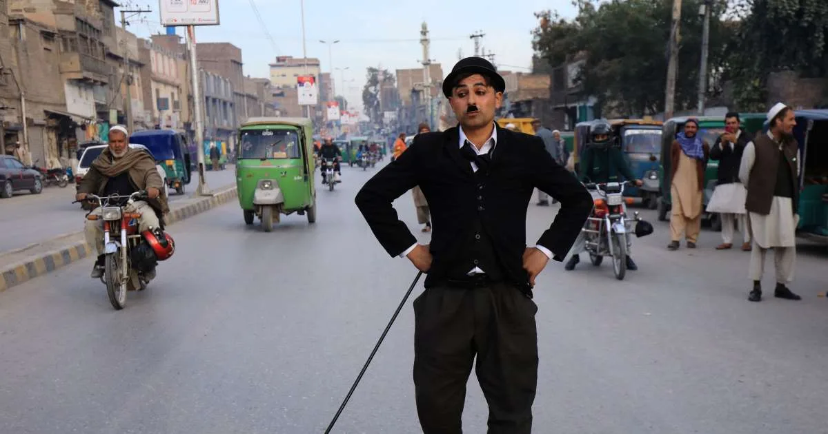 Pakistanul Charlie Chaplin își propune să aducă un zâmbet în vremuri sumbre