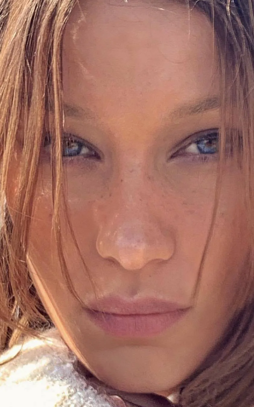 Bella Hadid a revenit la culoarea naturală a părului