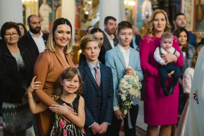 Ela Crăciun și-a botezat băiețelul. Micuțul Nicholas a fost cel mai cuminte copil