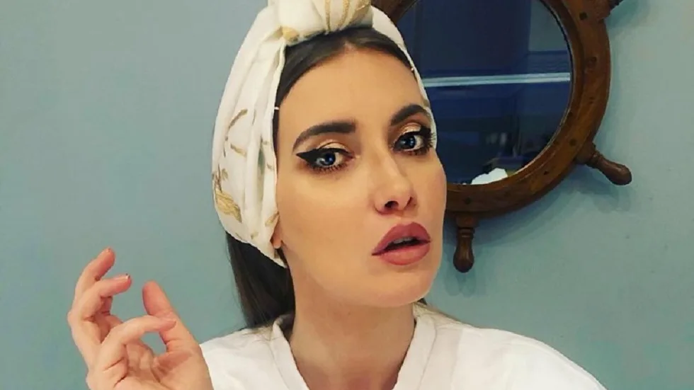 Motivul este uimitor! De ce își acoperă Iulia Albu trupul și fața atunci când stă la soare