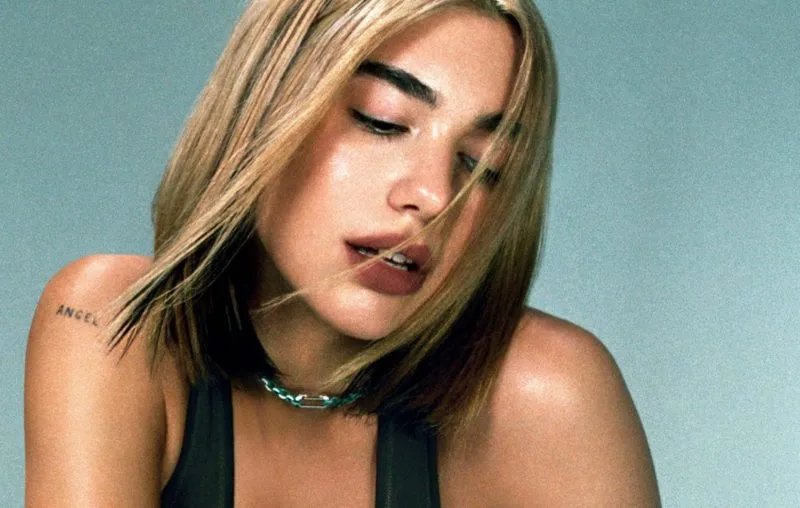 Dua Lipa nu îşi amână lansarea albumului deoarece „muzica este lucrul de care avem nevoie”
