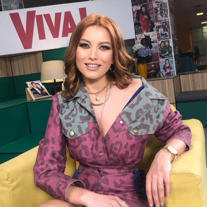 Elena Gheorghe are o siluetă de invidiat după două nașteri. Cum se menține în formă cântăreața