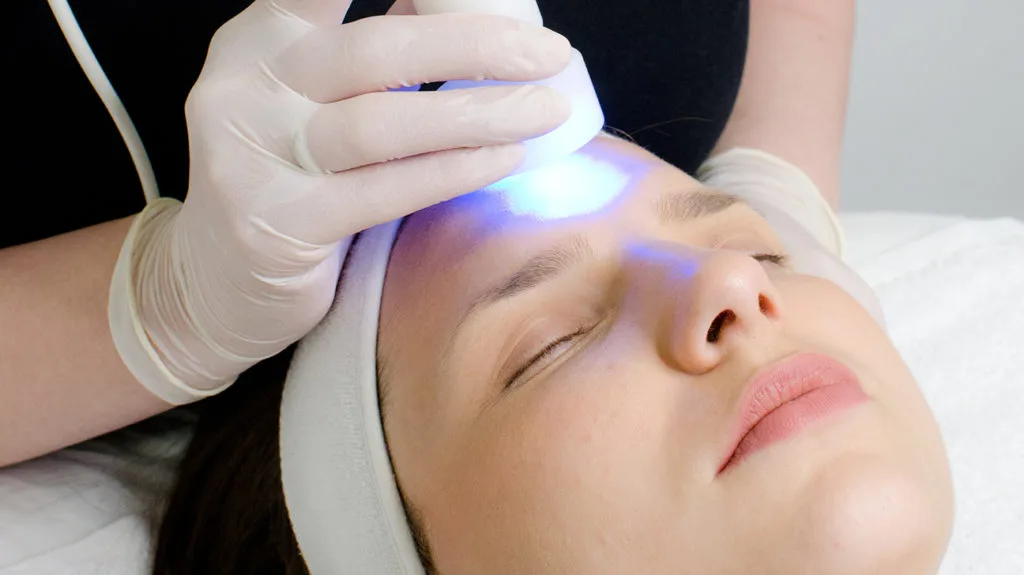 Ce face terapia cu lumină LED pentru pielea ta? Experții explică în ce constă tratamentul