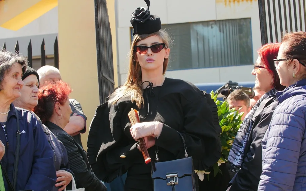 Iulia Albu, sobră și sofisticată la înmormântarea lui Răzvan Ciobanu