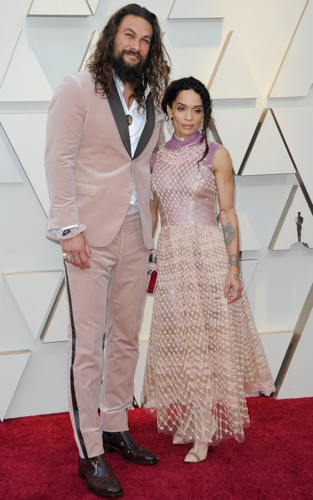 Jason Momoa a purtat un costum creat de Karl Lagerfeld, la Premiile Oscar 2019