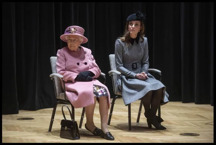 Regina Elisabeta a Marii Britanii și Kate Middleton, apariție inedită, în Londra. Au împărțit aceeași păturică