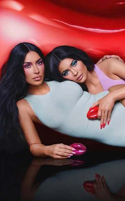 Kim Kardashian și Kylie Jenner colaborează pentru lansarea unui parfum
