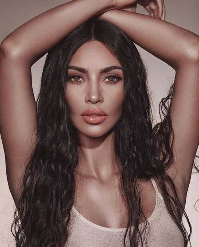 Kim Kardashian suferă de psoriazis. Cumplita boală i-a atins și fața!