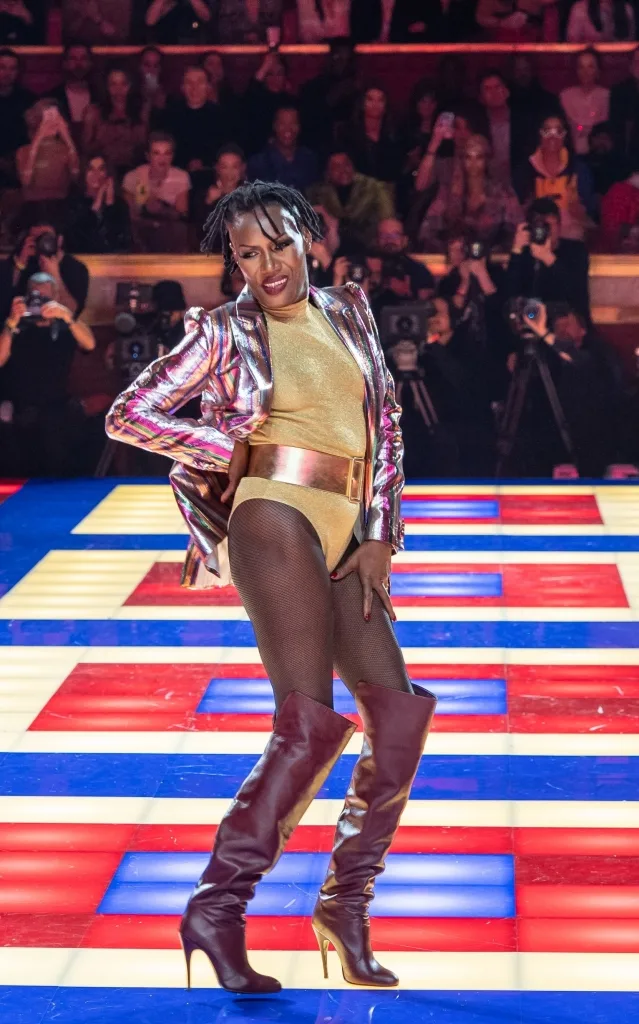 La 70 de ani Grace Jones a defilat în lenjerie intimă pe catwalk, pentru Tommy Hilfiger