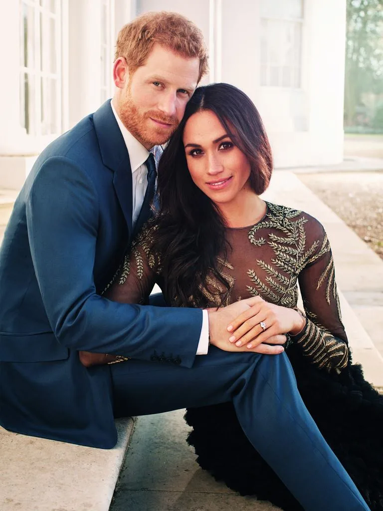 Meghan Markle surprinsă în timp ce bea lapte din biberon pe stradă.