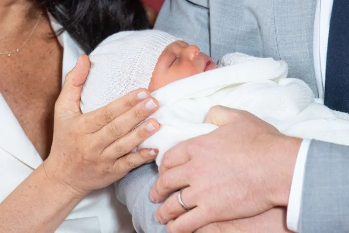 De ce bebelușul lui Meghan Markle și al Prințului Harry nu se numește Sussex, la fel ca părinții lui