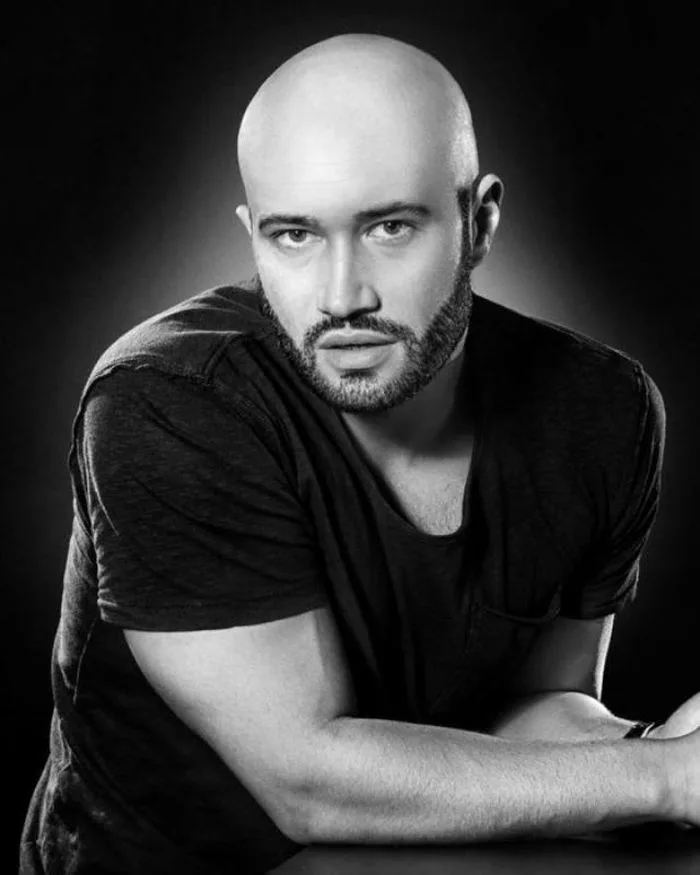 Mihai Bendeac s-a îndrăgostit de Barbara Isasi, solista Mandinga. Motivul pentru care actorul nu a abordat-o încă