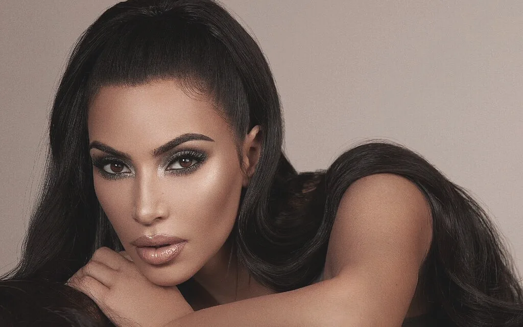 Reacția lui Kim Kardashian după ce un tabloid a atacat problemele sale dermatologice