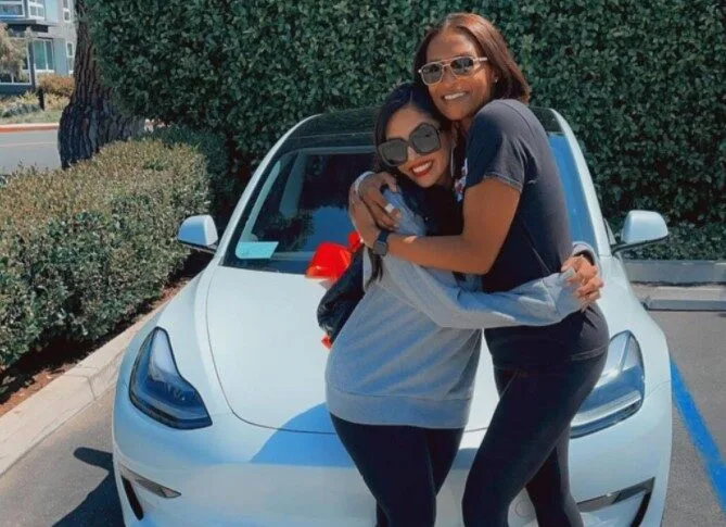 Vanessa Bryant o surprinde pe sora lui Kobe, Sharia Washington, cu un autoturism Tesla