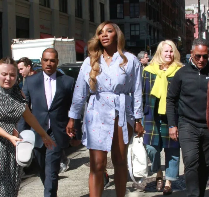 Serena Williams, cu lenjeria la vedere pe străzile din New York. Jucătoarea de tenis are un look nou