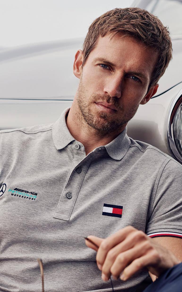 Tommy Hilfiger lansează prima colecție capsulă pentru bărbați: TommyXMercedes-Benz