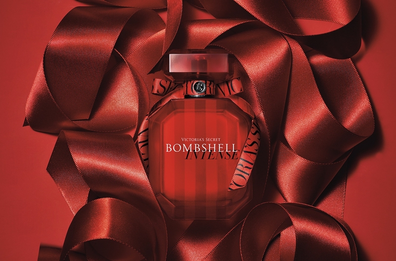 Noul parfum Bombshell Intense de la Victoria’s Secret