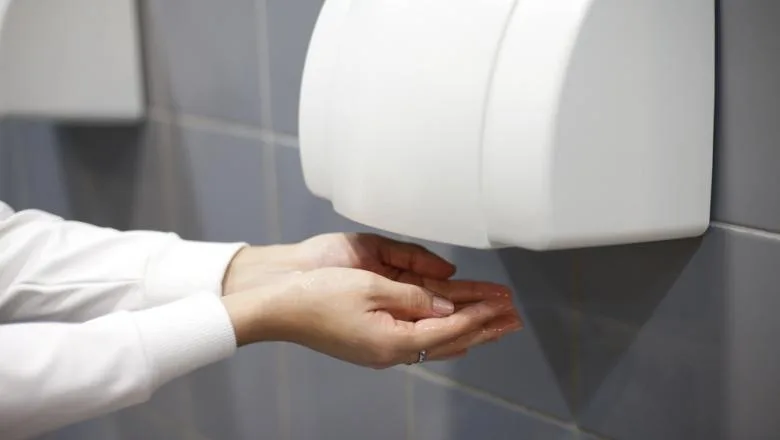 Uscătoarele de mâini din băi, periculoase pentru sănătate?!