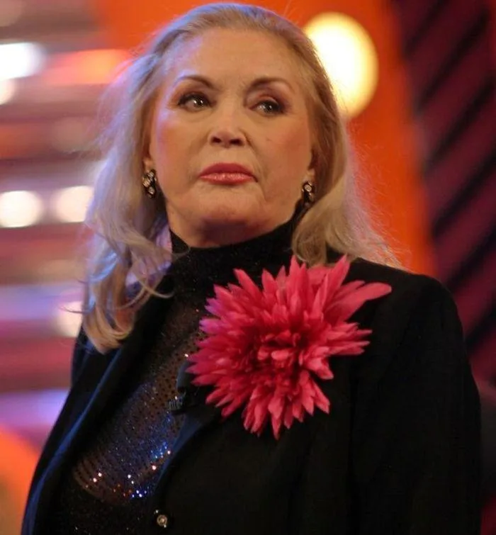 Abandonată din nou! Fiul Zinei Dumitrescu, după ce mama sa a fost incinerată, i-a lăsat cenușa la crematoriu