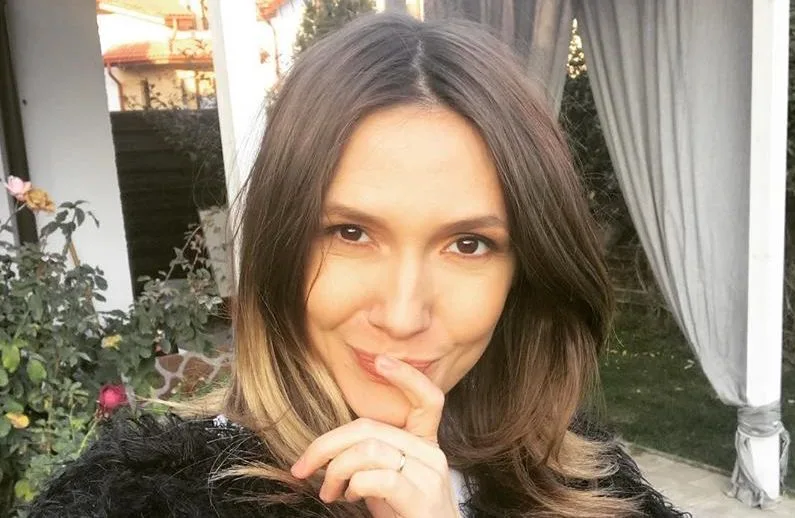 Adela Popescu își alăptează bebelușul în culise, la teatru. „După spectacol mă grăbesc acasă”