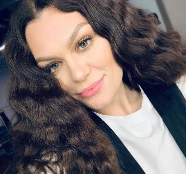 Adevăratul motiv pentru care Jessie J poartă doar pantaloni cu talie înaltă