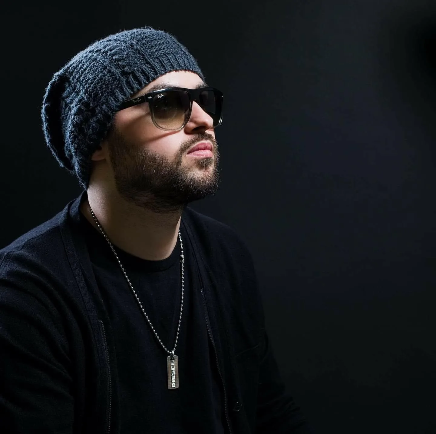Îi este dor de Dalinda! Alex Mica a lansat melodia “Ven atras”!