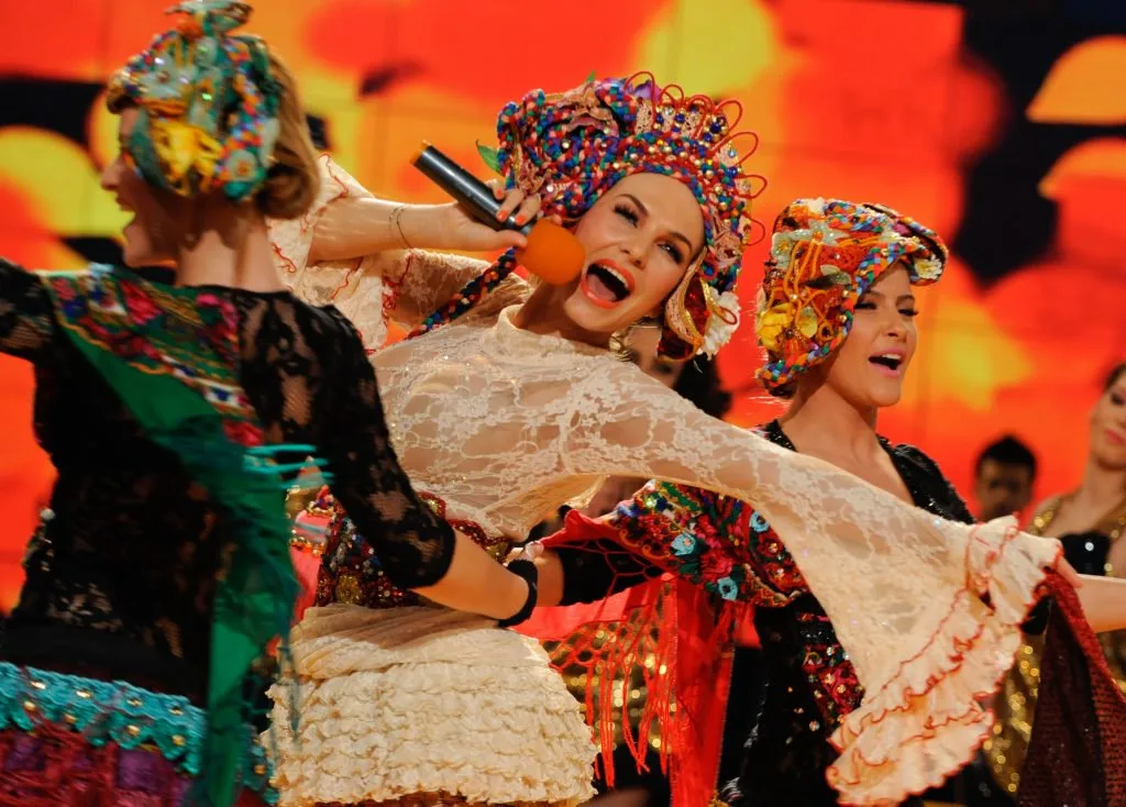 Anna Lesko a-nvățat să coasă la cooperativa mamei sale. Azi, lucrează cot la cot cu designerul pentru costumele ei de scenă