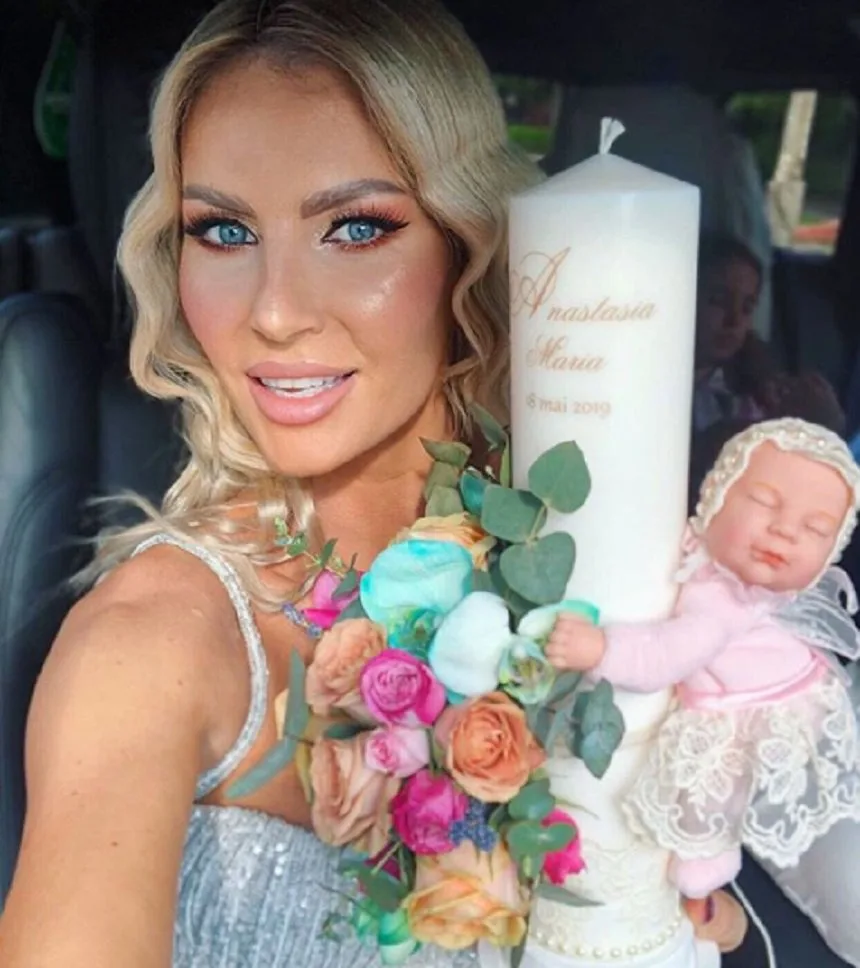 Andreea Bănică și soțul ei au botezat o fetiță. Detaliul observat de fani într-o imagine. „Atât te-ai injectat încât…”