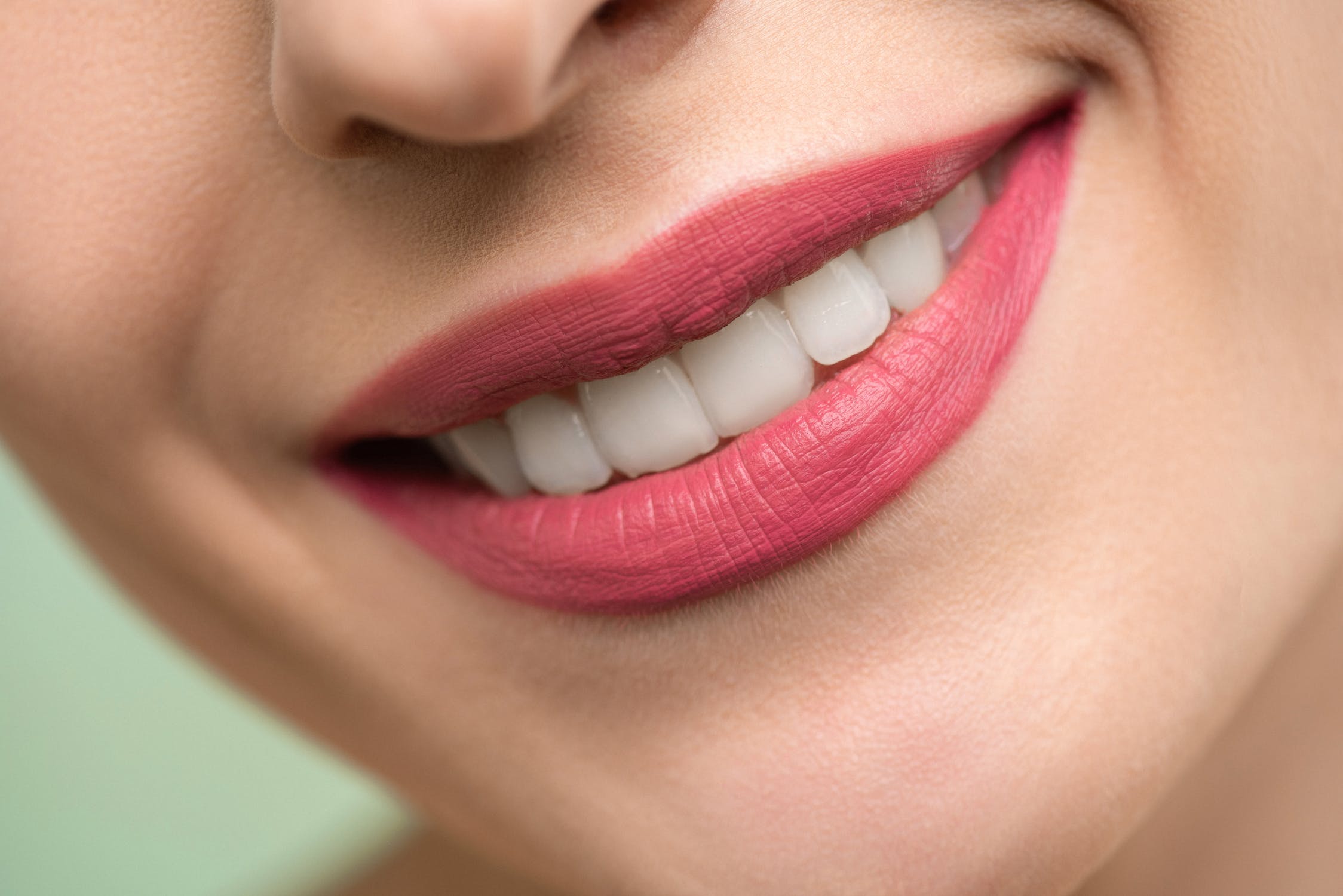 Adolescența este vârsta crucială în sănătatea orală – părinți, atenție la bruxism și la schimbările buste de culoare a dinților