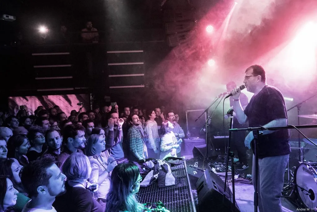 Artan nu mai e Partizan! Solistul rock a fost înlocuit, dar trupa continuă seria lansărilor cu un album imprimat cu vocea sa