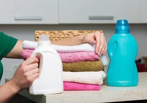 Cum să îți prepari propriul balsam de rufe natural