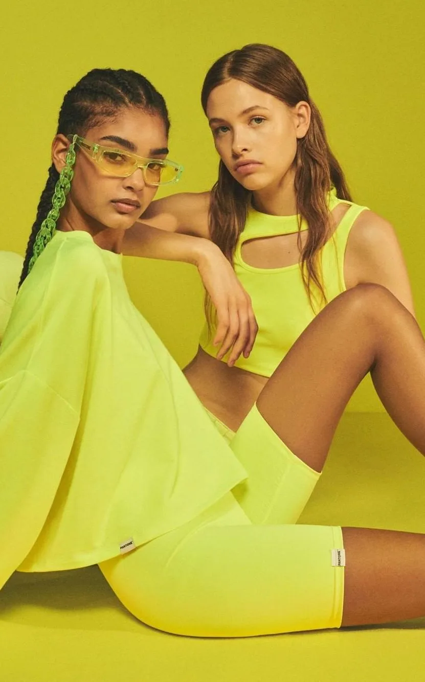 Bershka colaborează cu Pantone pentru o colecție capsulă monocromatică