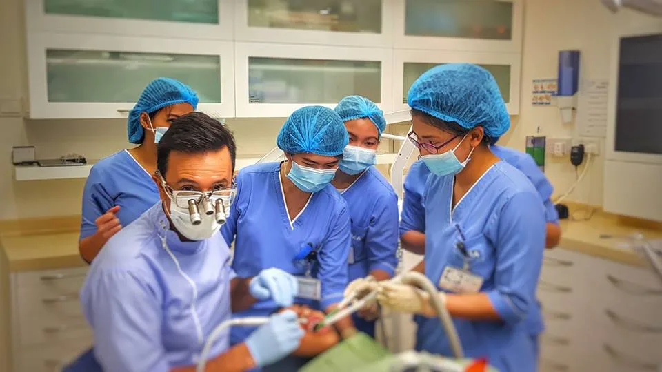 Călin Pop din trupa Desperado s-a făcut profesor de stomatologie în Abu Dhabi: «Specializez doctori care vin din toate colțurile lumii»
