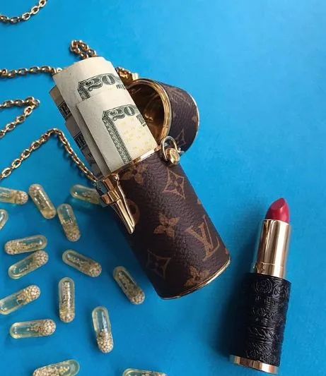 Cele mai ciudate accesorii ale brandului Louis Vuitton