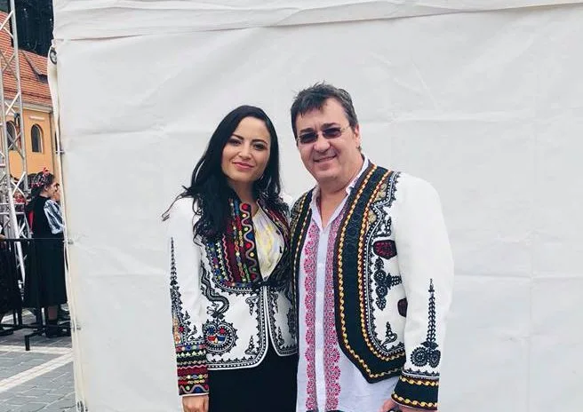 Florin Chilian a renunțat la hainele scumpe în favoarea celor ispirate din folclor. „Cânt românește, mă îmbrac românește”