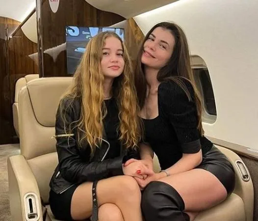 Monica Gabor și fiica ei s-au pozat ca două fotomodele într-un avion privat.