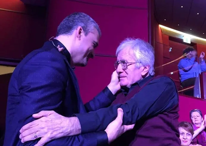 Imagini sfâșietoare cu Cornel Constantiniu, la Teatrul Național. Temișan a coborât de pe scenă pentru a-i șterge lacrimile