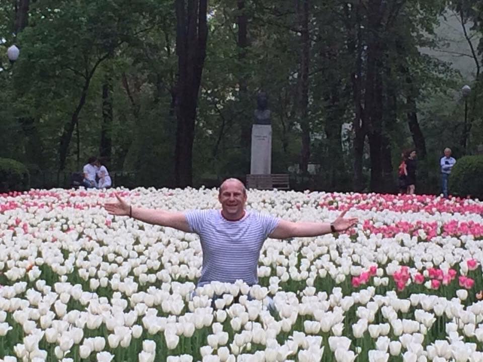 Vali Crăciunescu face practică într-o florărie! Muzicianul s-a înscris la un curs de ikebana