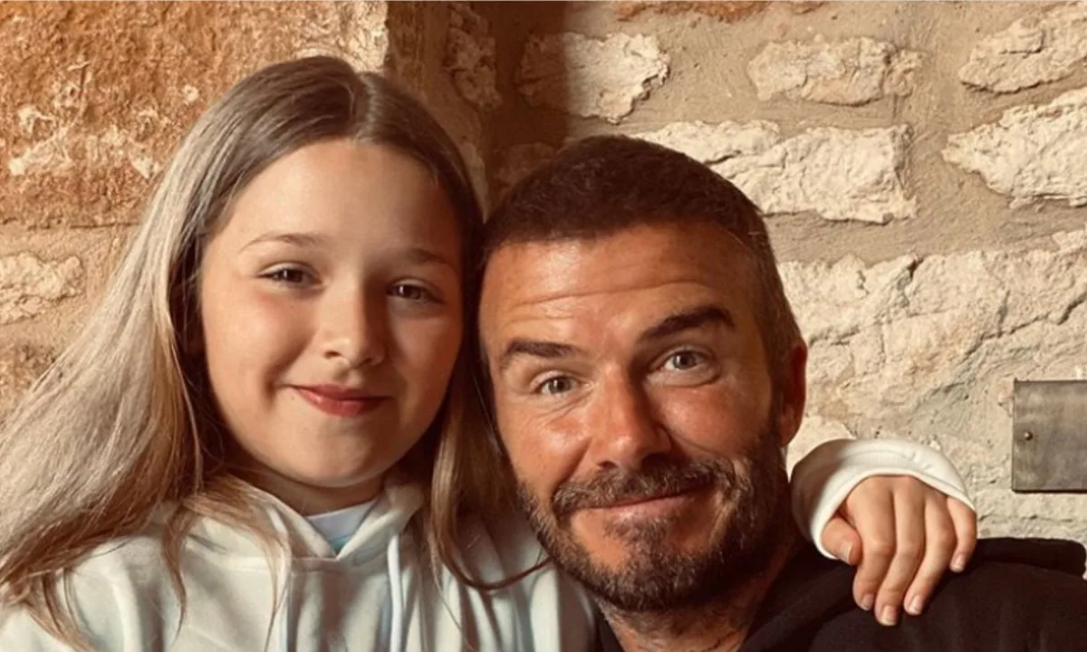 Harper, fiica Victoriei Beckham, arată mai schimbată ca niciodată într-un selfie cu Nicola Peltz